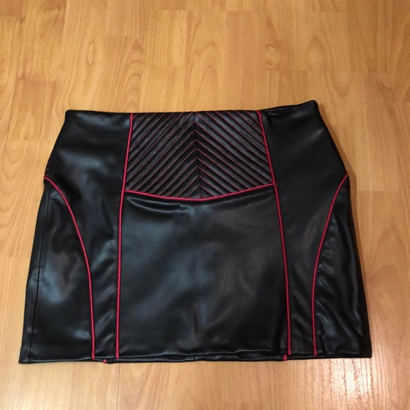 Faux leather skirt mini skirt with pink piping - Picture 2 of 11